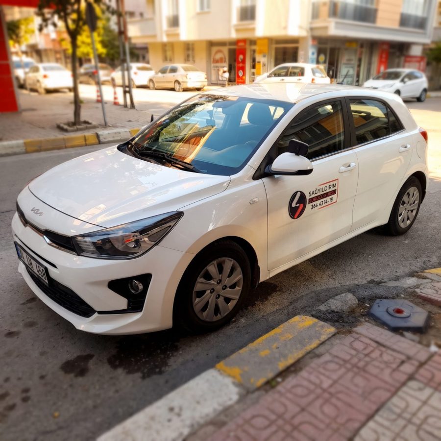 Otomatik vitesli eğitim aracı — Sağyıldırım Sürücü Kursu